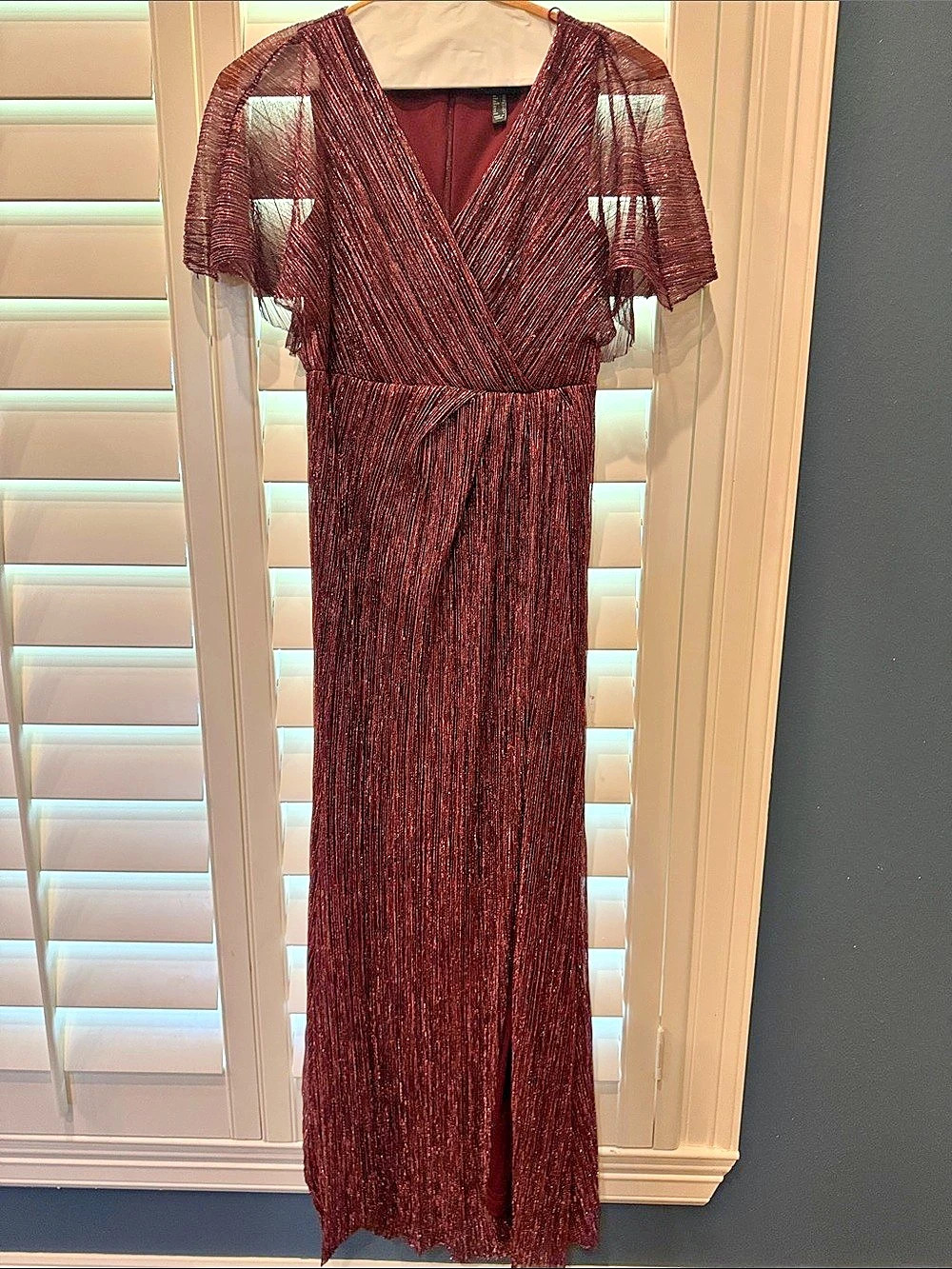 Adrianna Papell Plissé Metallic Flutter Sleeve Maxi Dress Burgundy Size 2 Like N
